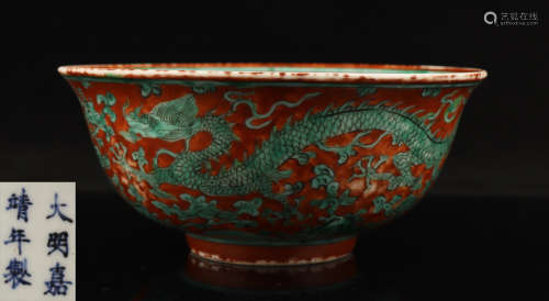 A RED AND GREEN GLAZE BOWL WITH DRAGON PATTERN