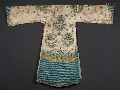 A DRAGON PATTERN ROBE