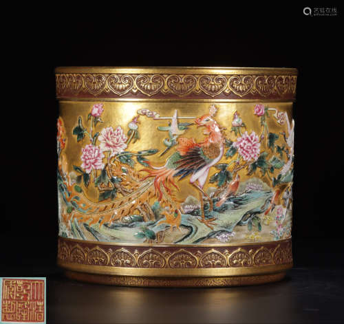 A FAMILLE ROSE GLAZE OUTLINE IN GOLD BRUSH POT PAINTED WITH BIRDS AND PHOENIX