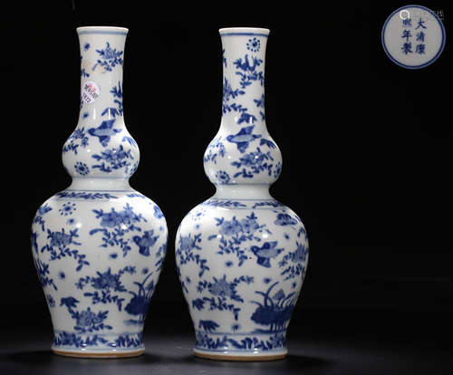 PAIR OF BLUE&WHITE GLAZE BIRD PATTERN GOURD VASES