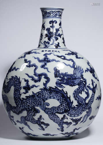 A BLUE&WHITE GLAZE DRAGON PATTERN FLAT VASE