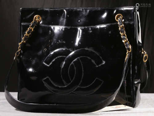 A CHANEL BLACK LEATHER SHOULDER BAG