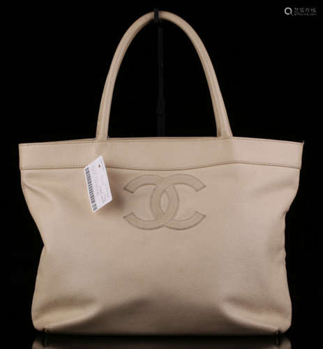 A CHANEL BEIGE LEATHER HAND BAG