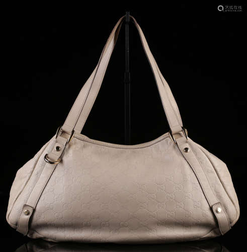 A GUCCI APRICOT COLOR LEATHER HAND BAG