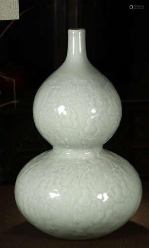 A PEA GREEN GLAZE GOURD VASE