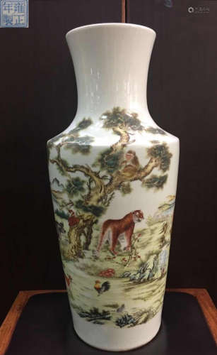 A FAMILLE ROSE GLAZE VASE WITH BEAST PATTERN