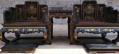 SET OF XIAOYE ZITWAN LACQUER OUTLINE IN GOLD CHAIR&DESK