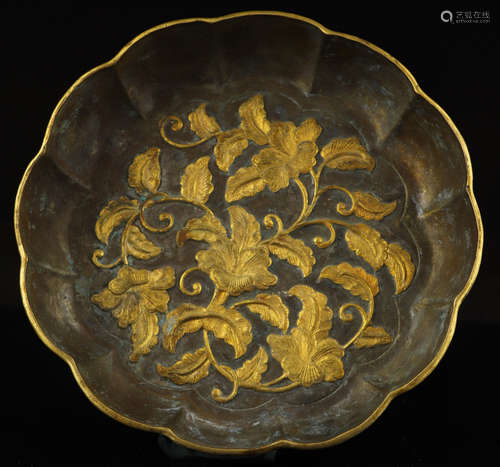 A GILT SILVER CAST FLORAL PATTERN PLATE