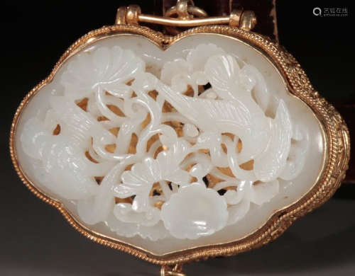 A HETIAN JADE WITH GILT SILBER SACHET BOX