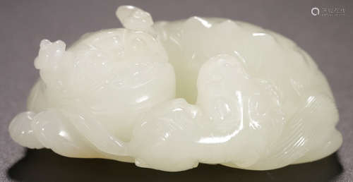 A XINJIANG HETIAN JADE CARVED LION SHAPE PENDANT