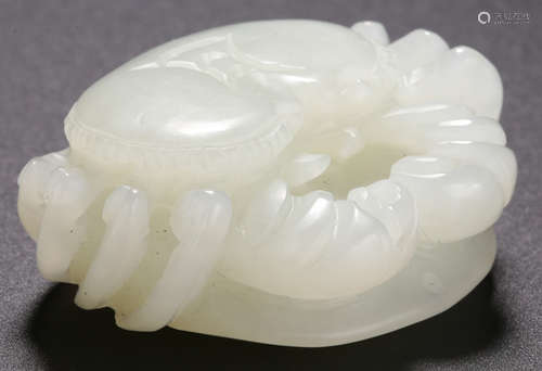 A XINJIANG HETIAN JADE CARVED CRAB SHAPE PENDANT