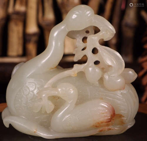 A HETIAN JADE CARVED GOOSE SHAPED PENDANT
