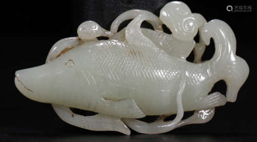 A HETIAN JADE CARVED FISH SHAPED PENDANT