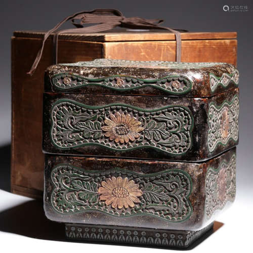 A LACQUER FLOWER PATTERN BOX