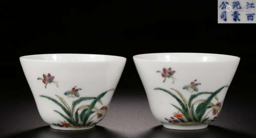 PAIR OF FAMILLE ROSE GLAZE FLOWER PATTERN CUPS