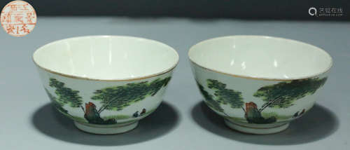 PAIR OF FAMILLE ROSE GLAZE FIGURE PATTERN BOWLS