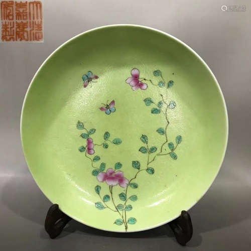 A GREEN FAMILLE ROSE GLAZE FLORAL PATTERN PLATE