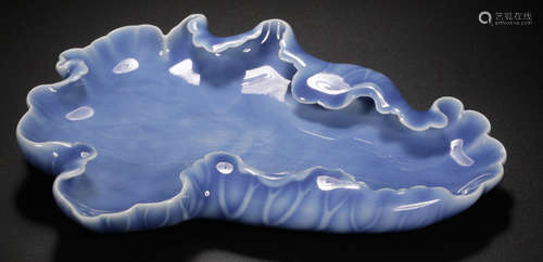 A BLUE GLAZE LOTUS LEAF SHAPED BRUSH WASHER