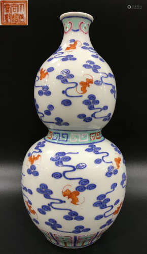 A BLUE&WHITE ALUM RED GALZE AUSPICIOUS PATTERN VASE