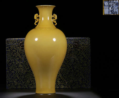 A YELLOW GLAZE DRAGON SHAPE EAR VASE