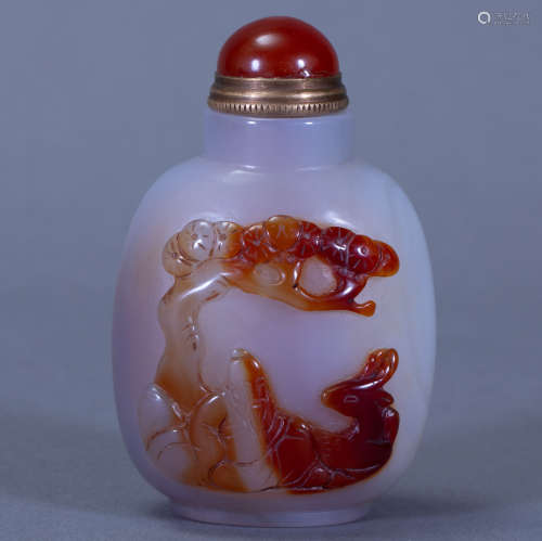 Ancient Chinese agate snuff bottle carving with an old man laying on a tree中國古代瑪瑙浮雕鼻煙壺