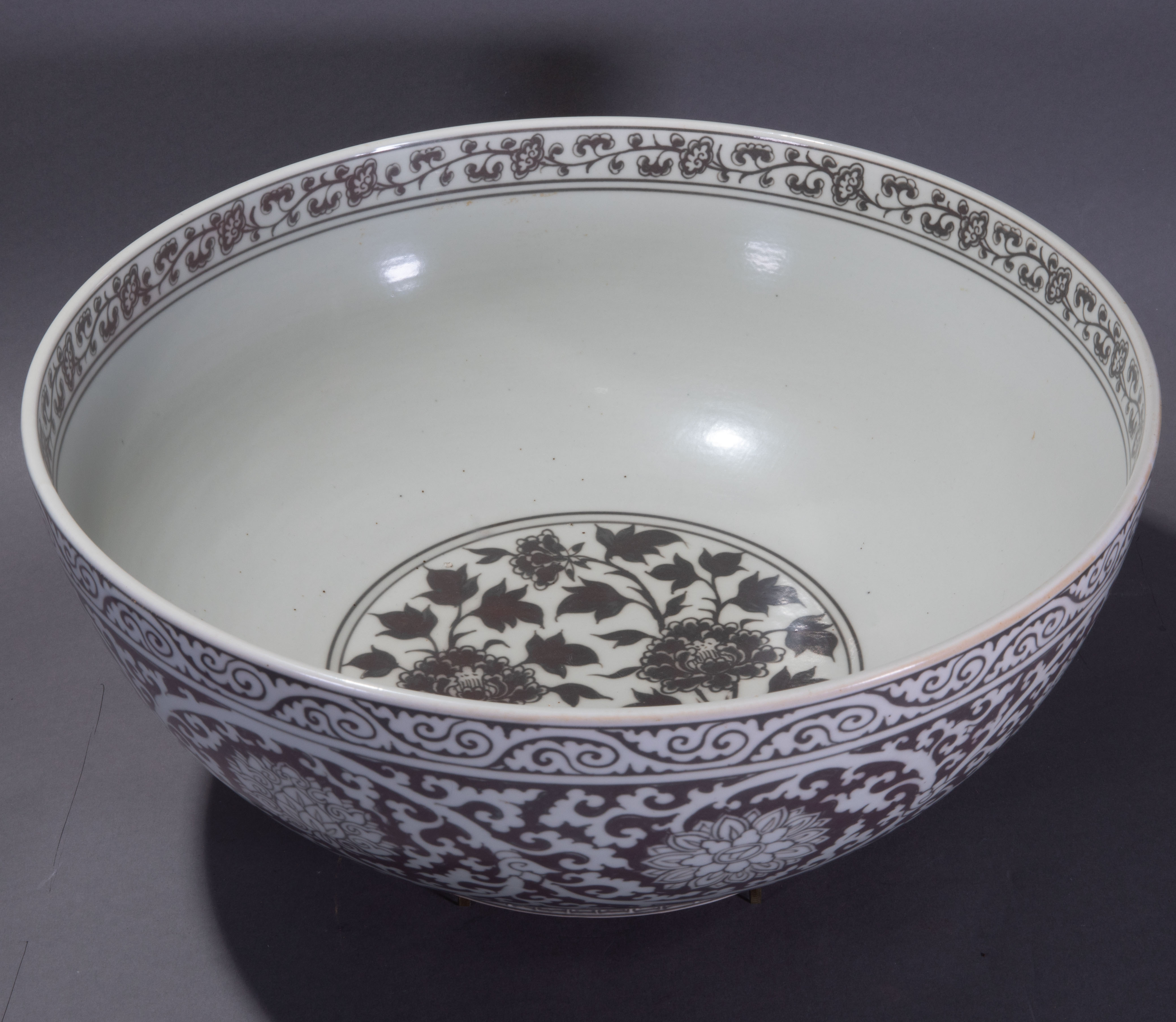 chinese underglaze red bowl with lotus pattern中国古代釉里红大碗