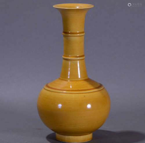 Ancient Chinese yellow glaze vase with mark中國古代黃釉長頸瓶