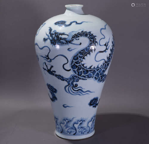 Ancient Chinese blue and white porcelain vase with flying dragon pattern中國古代青花瓷龍紋梅瓶