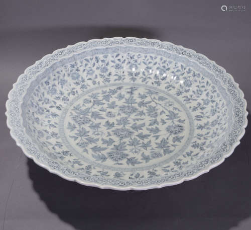 Ancient Chinese blue and white porcelain plate with flowers pattern中國古代青花瓷大盤