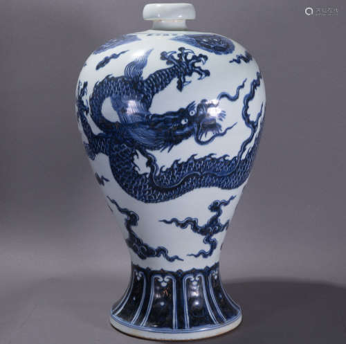 ancient Chinese blue and white vase with dragon pattern中國古代青花龍紋梅瓶