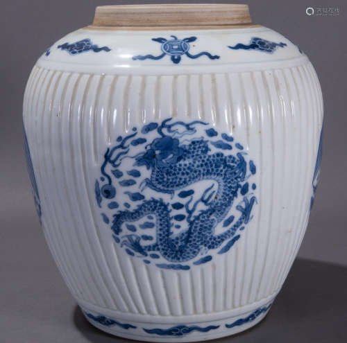 ancient Chinese blue and white porcelain pot中國古代青花瓷罐