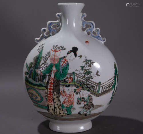 ancient Chinese wucai porcelain bottle with mark, decipting a lady playing with 2 boys in a gardon中國古代五彩抱月瓶
