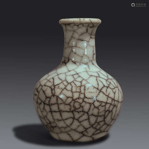 Ancient Chinese guan kiln bottle中國古代官窯瓶
