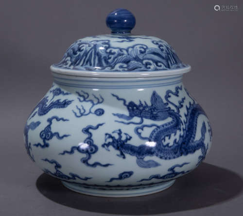 Chinese ancient blue and white porcelain jar with lid中國古代青花瓷蓋罐