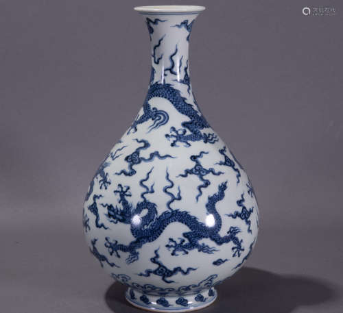 ancient Chinese blue and white porcelain vase with dragon pattern中國古代青花龍紋玉壺春