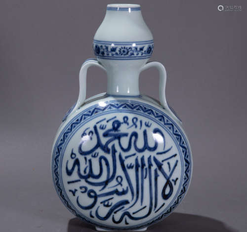 ancient Chinese blue and white porcelain gourd bottle中國古代青花瓷葫蘆瓶