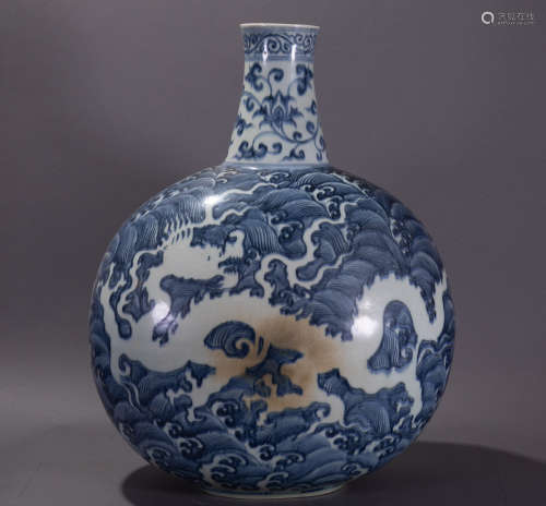 ancient Chinese blue and white vase with dragon pattern中國古代青花龍紋扁瓶