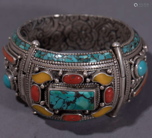 Ancient Chinese silver bracelet inlaid with gemstone中國古代銀鑲寶石手鐲