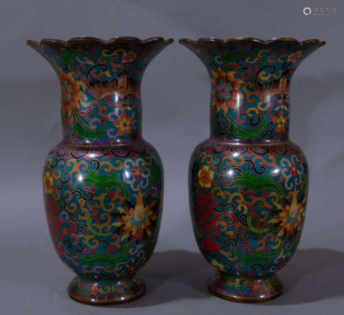 A pair of ancient Chinese enamel vases一對中國古代琺瑯彩花瓶
