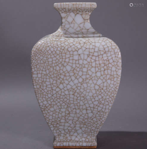 Ancient Chinese guan kiln square bottle中國古代官窯方瓶