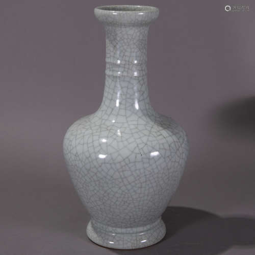 Ancient Chinese guan kiln long-necked bottle中國古代官窯長頸瓶