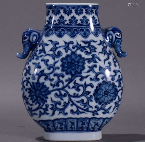 Ancient Chinese blue and white porcelain pot with two handles中國古代青花雙耳尊