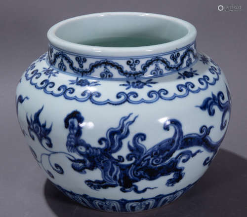 ancient Chinese blue and white porcelain pot with mark中國古代青花瓷罐
