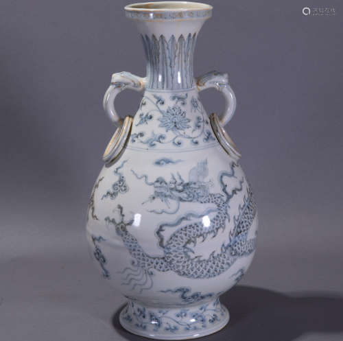 Ancient Chinese blue and white porcelain vase with two handles中國古代青花瓷雙耳瓶