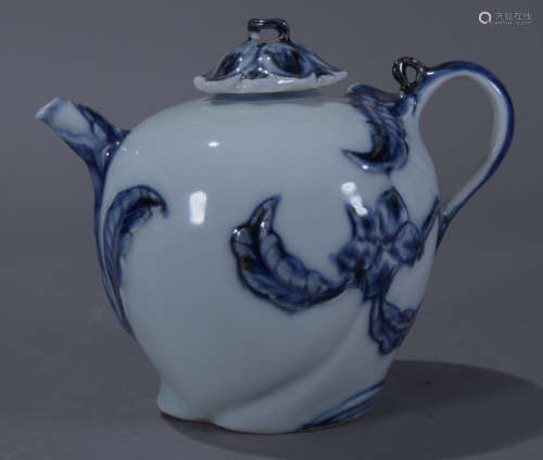 Ancient Chinese blue and white porcelain pot中國古代青花瓷小壺
