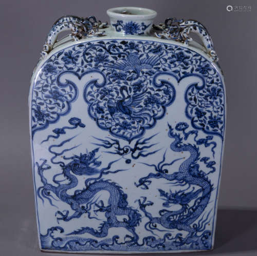 ancient Chinese blue and white flat bottle with dragon pattern中國古代青花龍紋扁瓶