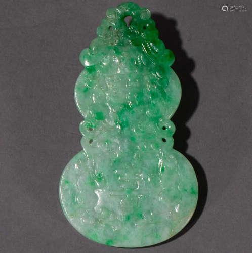 Ancient Chinese jadeite gourd-shaped plate中國古代翡翠葫蘆形牌子