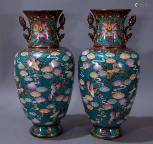 A pair of ancient Chinese enamel amphoras一對中國古代的琺瑯彩雙耳瓶