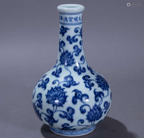 ancient Chinese blue and white porcelain globe bottle中國古代青花天球瓶