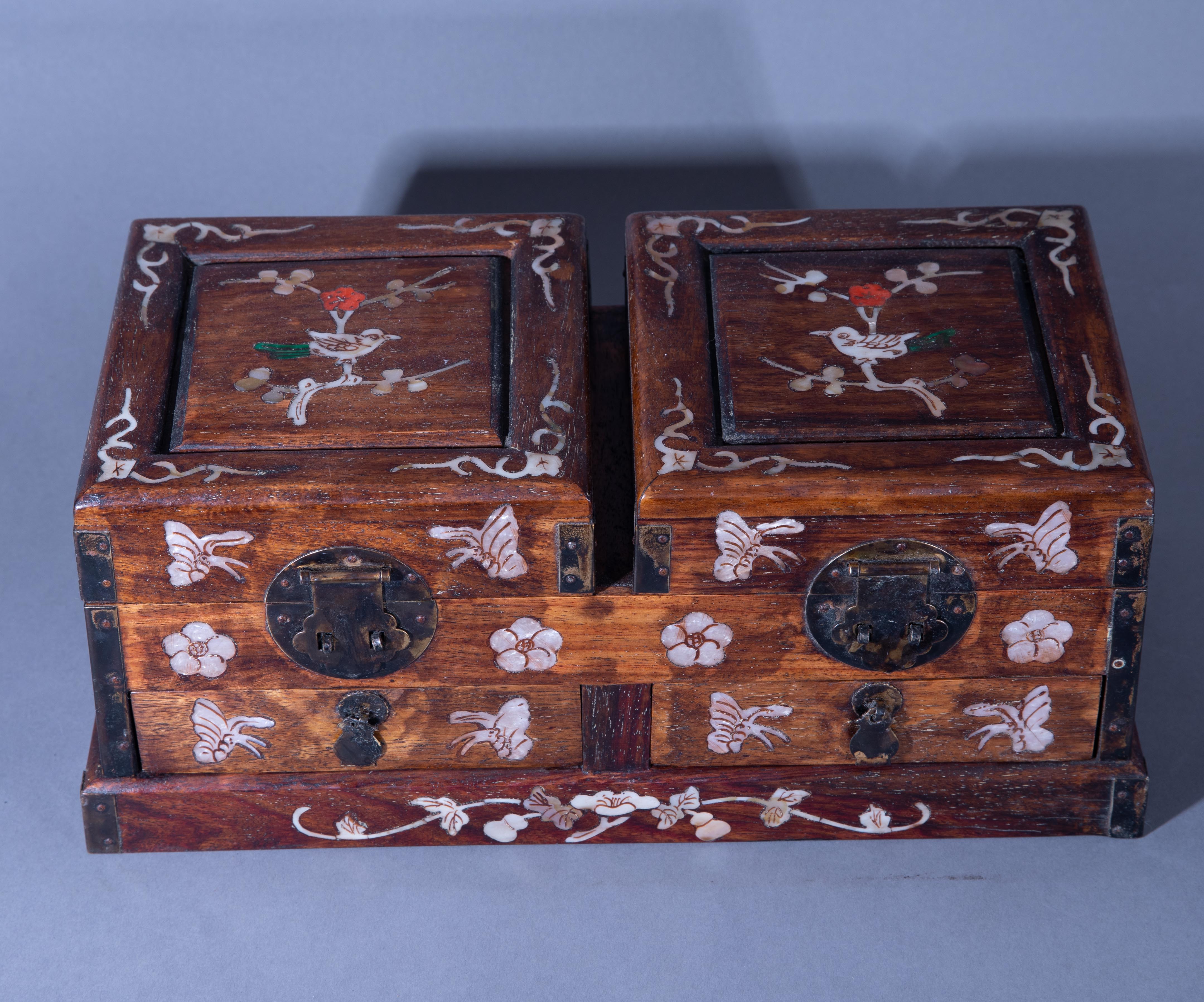 dressing box inlaid with shell中国古代黄花梨镶嵌贝壳梳妆盒